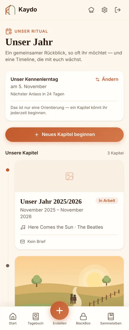 Die Timeline von „Unser Jahr" in Kaydo auf dem Smartphone, mit einem abgeschlossenen Kapitel und einem versiegelten Brief